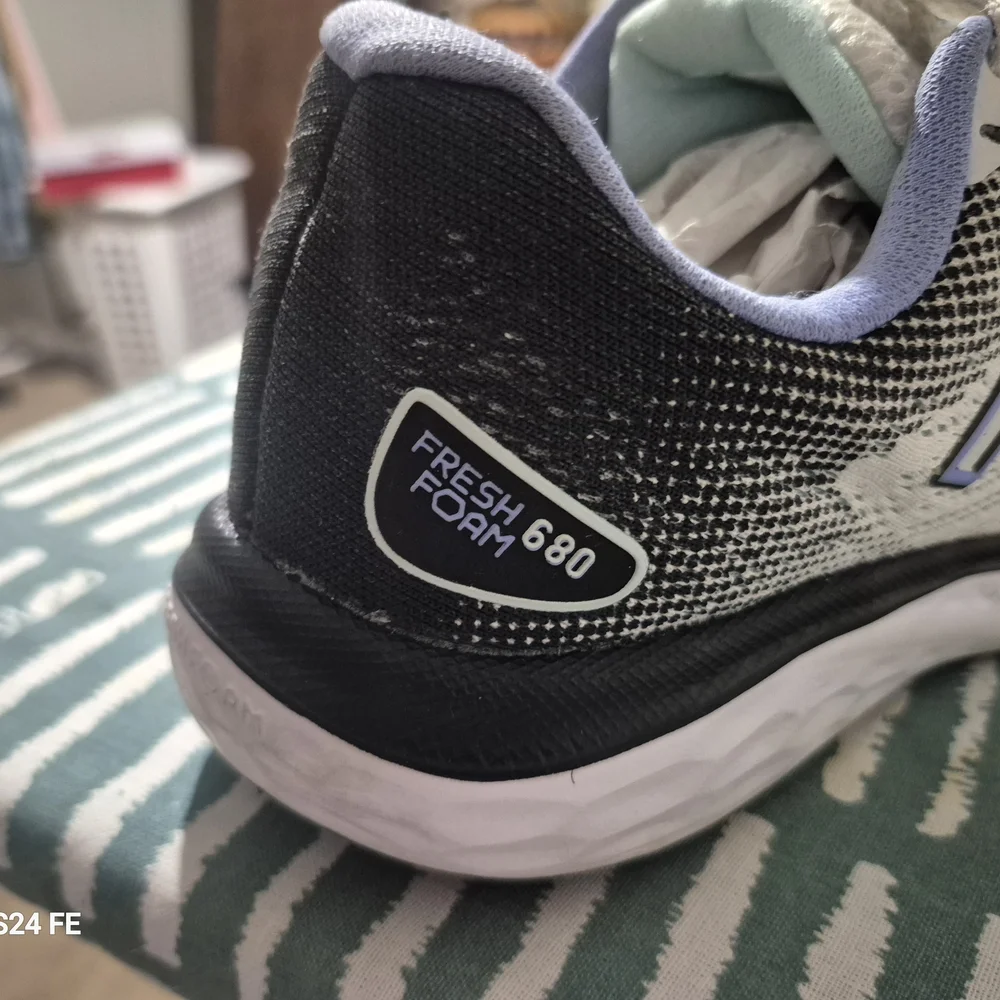 New Balance Women's White and Blue Running Shoes - Picture 6 of 7